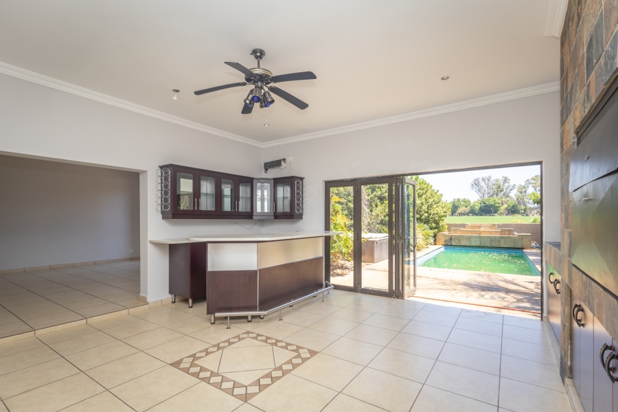 To Let 6 Bedroom Property for Rent in The Coves North West